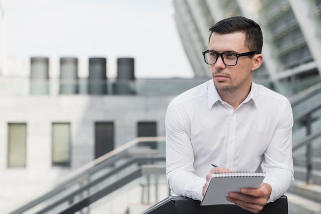 Beau homme d'affaires à la recherche de suite