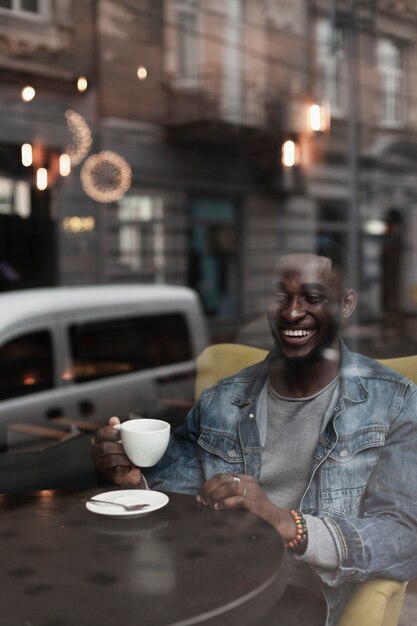 Beau, homme afro-américain, sourire, coup moyen