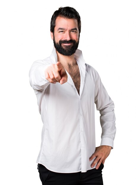 Beau homme à la barbe pointant vers l&#39;avant