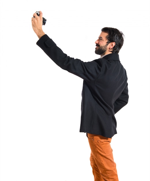 Beau homme faisant une selfie