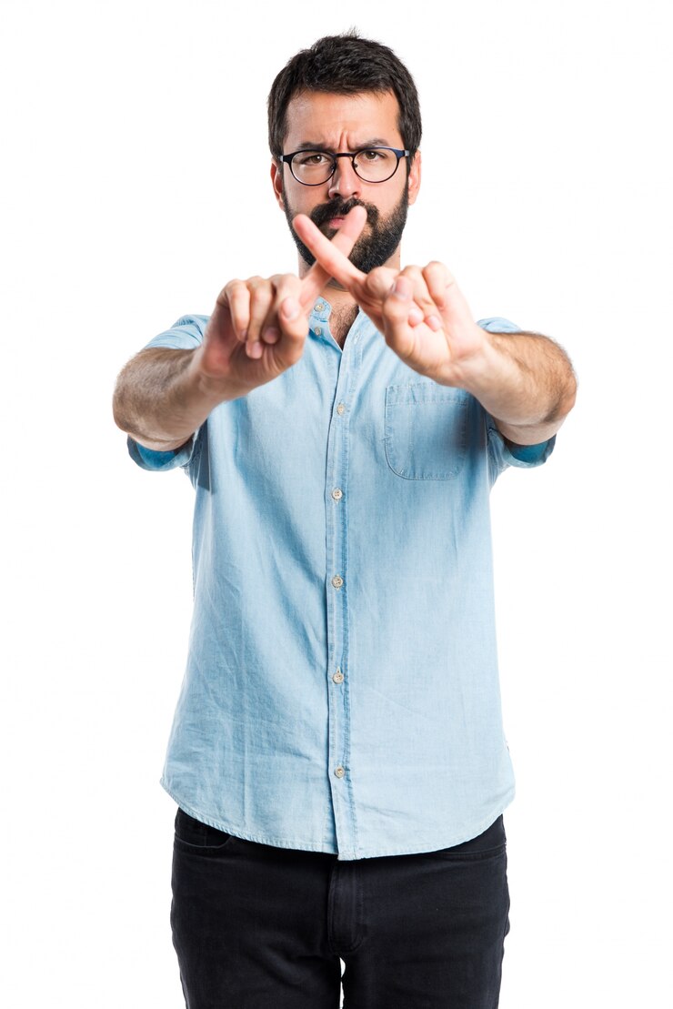 Photo gratuit beau homme qui ne fait aucun geste