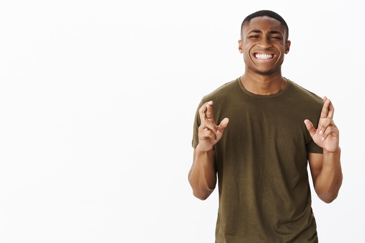 Photo gratuit beau jeune afro-américain avec tshirt kaki