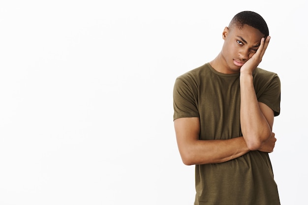 Beau jeune afro-américain avec tshirt kaki