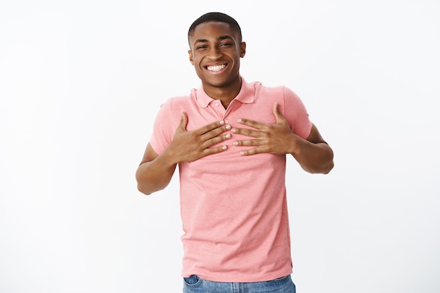 Beau jeune afro-américain avec tshirt polo rose