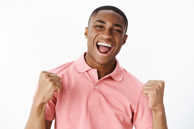 Photo gratuite beau jeune afro-américain avec tshirt polo rose