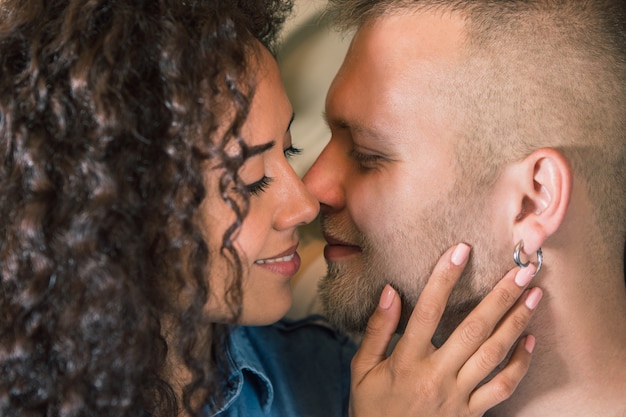 Beau jeune couple d'amoureux