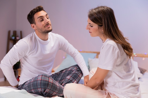 Beau Jeune Couple Dans La Chambre