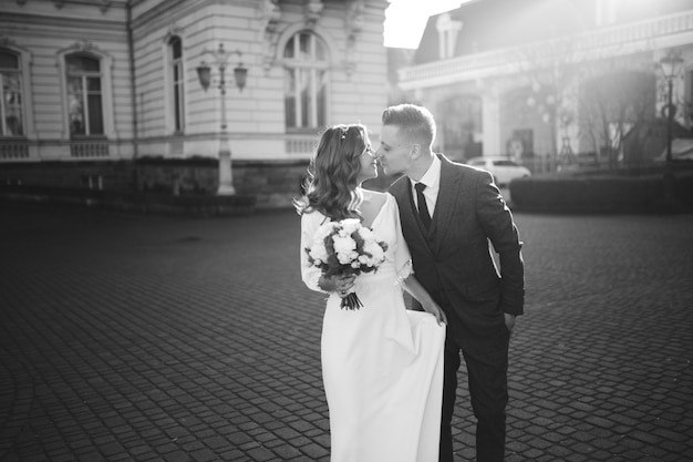 Beau jeune couple élégant de la mode marchant dans la rue en ville