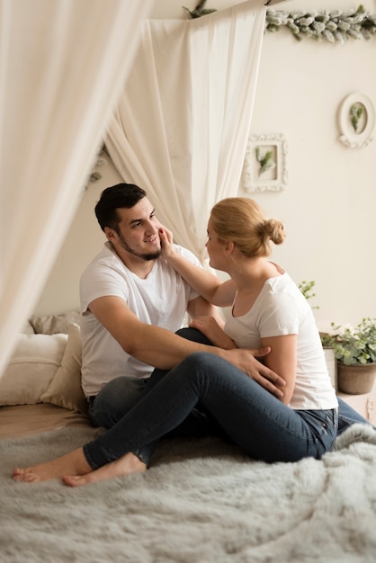 Photo gratuite beau jeune couple ensemble à l'intérieur