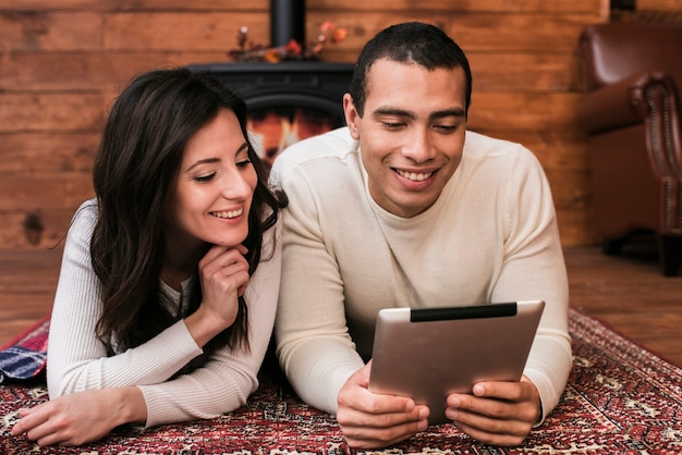 Beau jeune couple ensemble