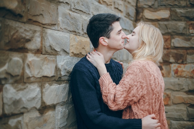 beau jeune couple heureux