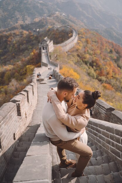 Beau Jeune Couple Montrant De L'affection Sur La Grande Muraille De Chine
