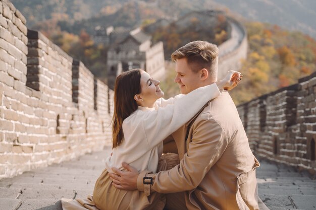 Beau jeune couple montrant de l'affection sur la Grande Muraille de Chine