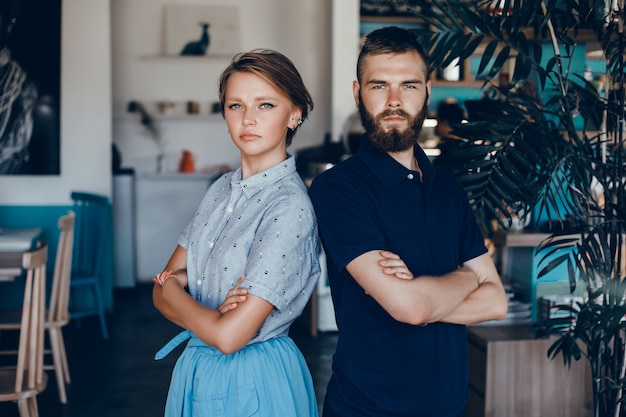 Beau jeune couple posant dans un café, amour et tendresse