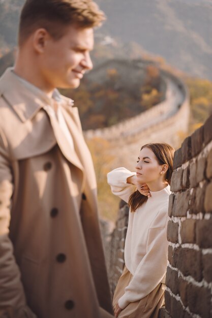 Beau jeune couple posant à la Grande Muraille de Chine