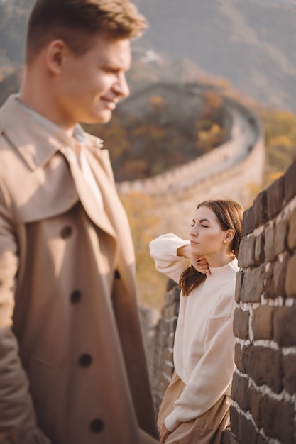 Beau jeune couple posant à la Grande Muraille de Chine