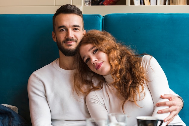 Beau, jeune couple, poser, intérieur