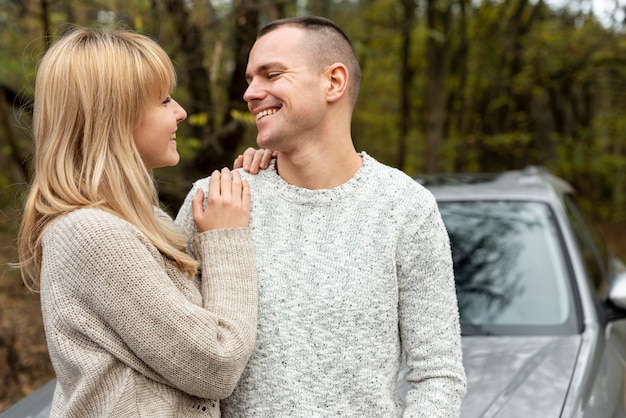 Beau jeune couple se regardant dans la nature