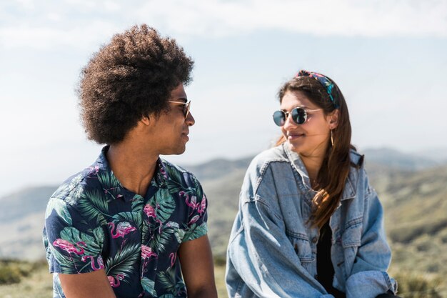 Beau jeune couple se regardant