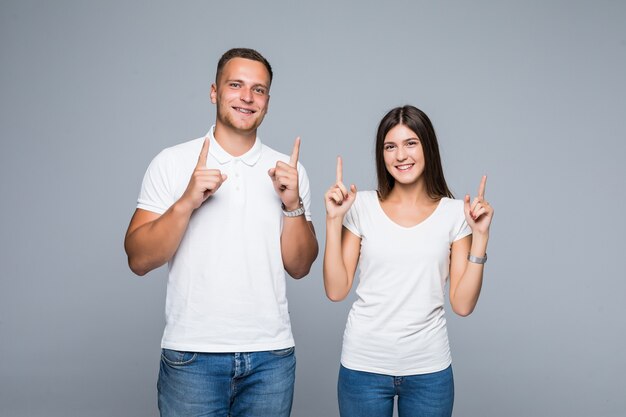 Beau jeune couple en tshirt blanc vêtements décontractés et jeans tenant les doigts