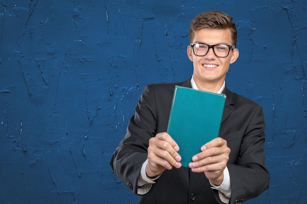 Beau jeune homme d'affaires avec un livre