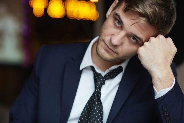 Photo gratuite beau jeune homme d'affaires en regardant la caméra