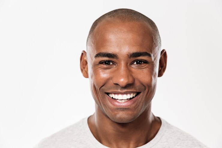 Photo gratuit beau jeune homme africain souriant