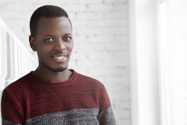 Photo gratuite beau jeune homme afro-américain confiant habillé en pull chaud décontracté