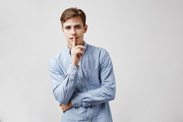 Beau Jeune Homme Au Regard Reflechi Photo Gratuite Beau Jeune Homme Au Regard Reflechi Photo Gratuite
