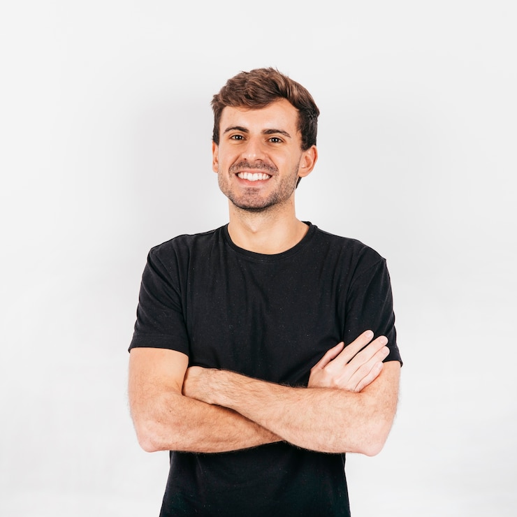 Photo gratuit beau jeune homme aux bras croisés sur fond blanc