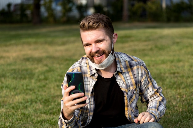 Beau jeune homme ayant un appel vidéo