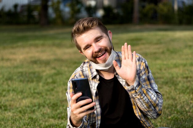 Beau jeune homme ayant un appel vidéo