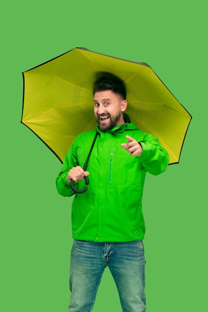 Photo gratuite beau jeune homme barbu tenant un parapluie isolé sur blanc