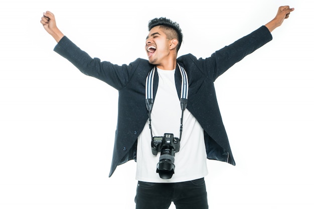 Beau jeune homme indien avec un appareil photo avec les mains levées sur fond blanc