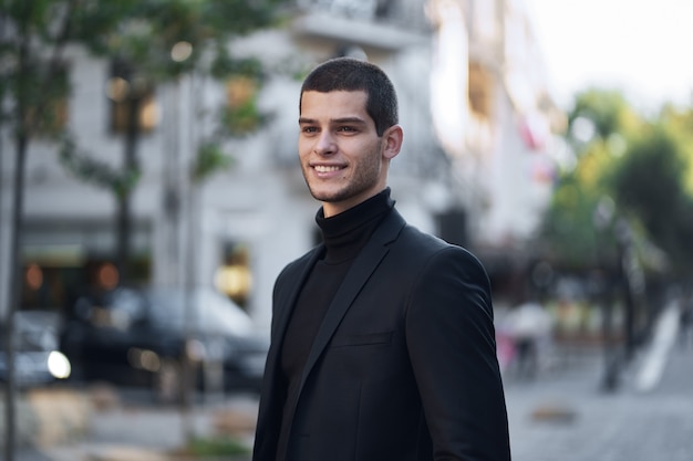 Beau jeune homme marchant dans la rue