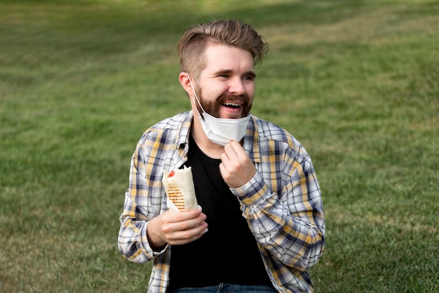 Beau jeune homme portant un masque facial