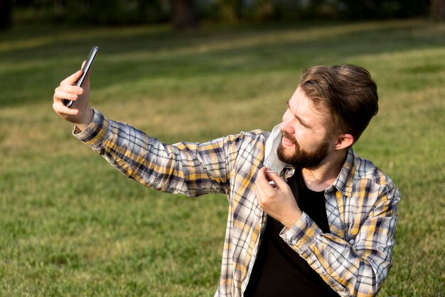 Beau jeune homme prenant un selfie