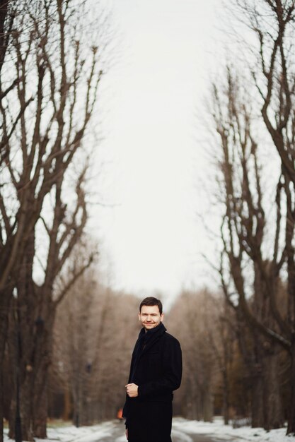 Beau et jeune homme se promenant seul dans le parc