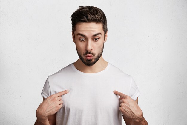 Beau jeune homme en t-shirt blanc