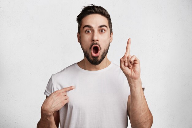 Beau jeune homme en t-shirt blanc