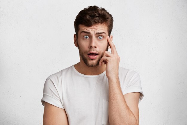 Beau jeune homme en t-shirt blanc