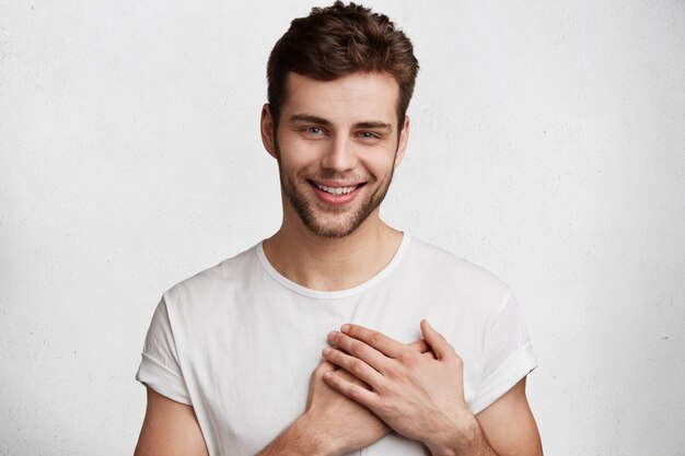 Beau jeune homme en t-shirt blanc