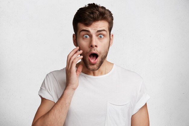 Beau jeune homme en t-shirt blanc