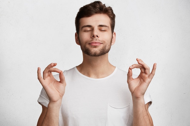 Beau jeune homme en t-shirt blanc