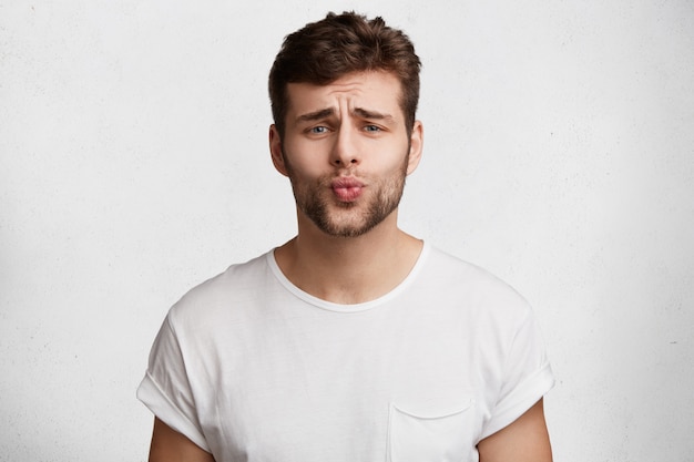 Beau jeune homme en t-shirt blanc