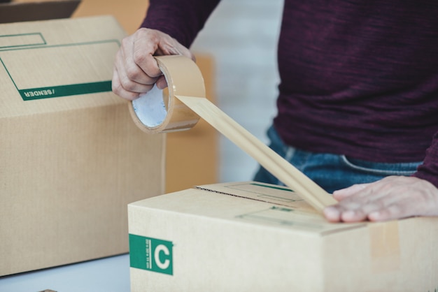 Beau jeune homme travaillant avec des papiers