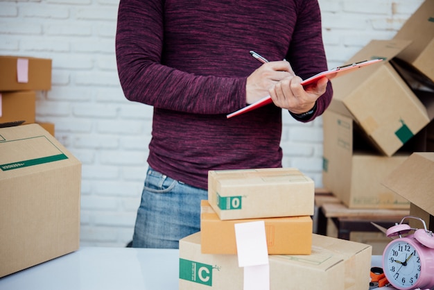 Beau jeune homme travaillant avec des papiers