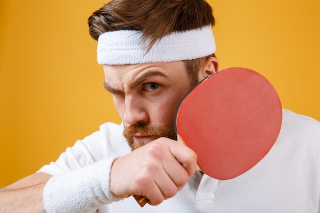 Photo gratuite beau jeune sportif tenant une raquette pour le tennis de table