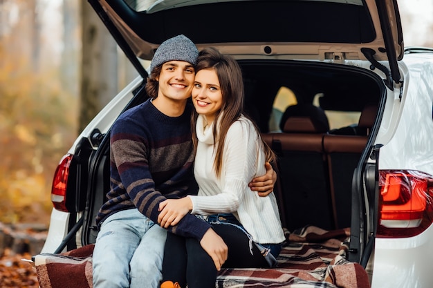 Beau joli couple profitant de l'heure du pique-nique sur la forêt