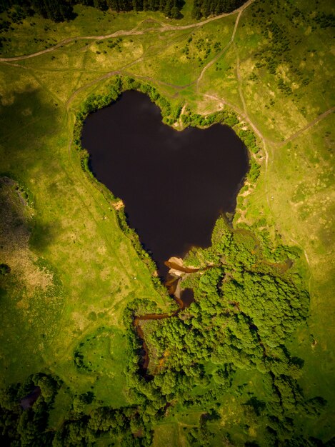 Beau lac en forme de coeur